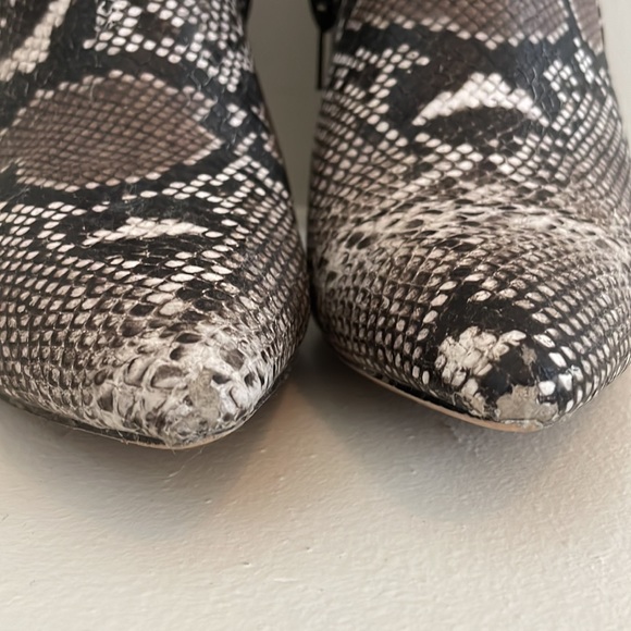 Fresh Fall 2025 trend!! Snake print booties - Picture 9 of 9